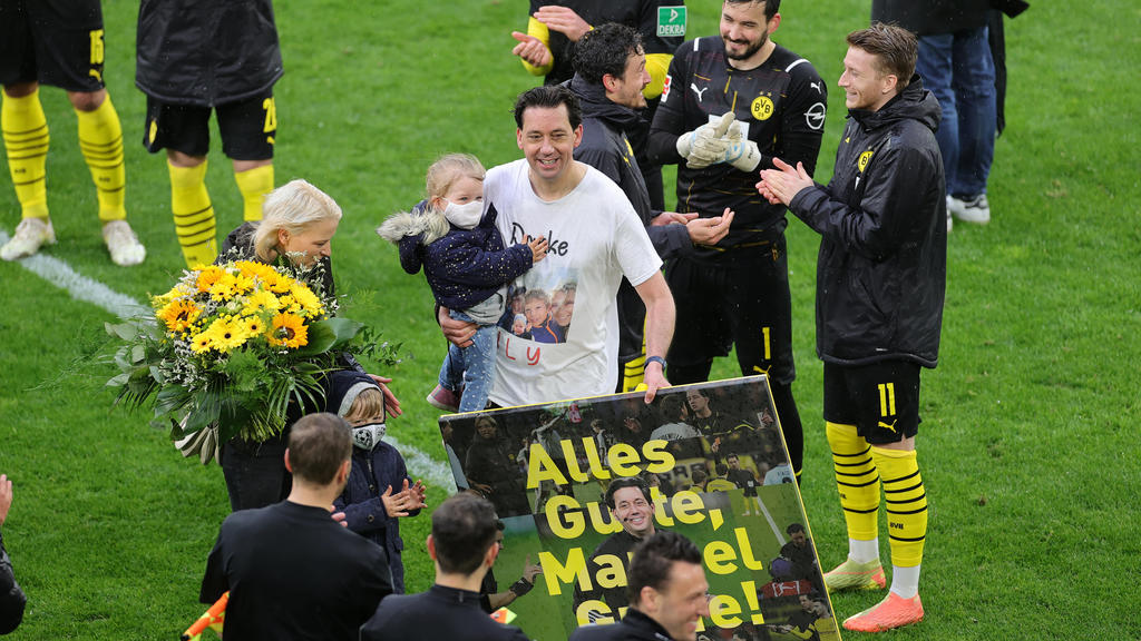 22.05.2021, Nordrhein-Westfalen, Dortmund: Fußball: Bundesliga, Borussia Dortmund - Bayer Leverkusen, 34. Spieltag im Signal Iduna Park. Schiedsrichter Manuel Gräfe (M) steht nach seinem letzte Spiel auf dem Platz. Foto: Friedemann Vogel/EPA-Pool/dpa