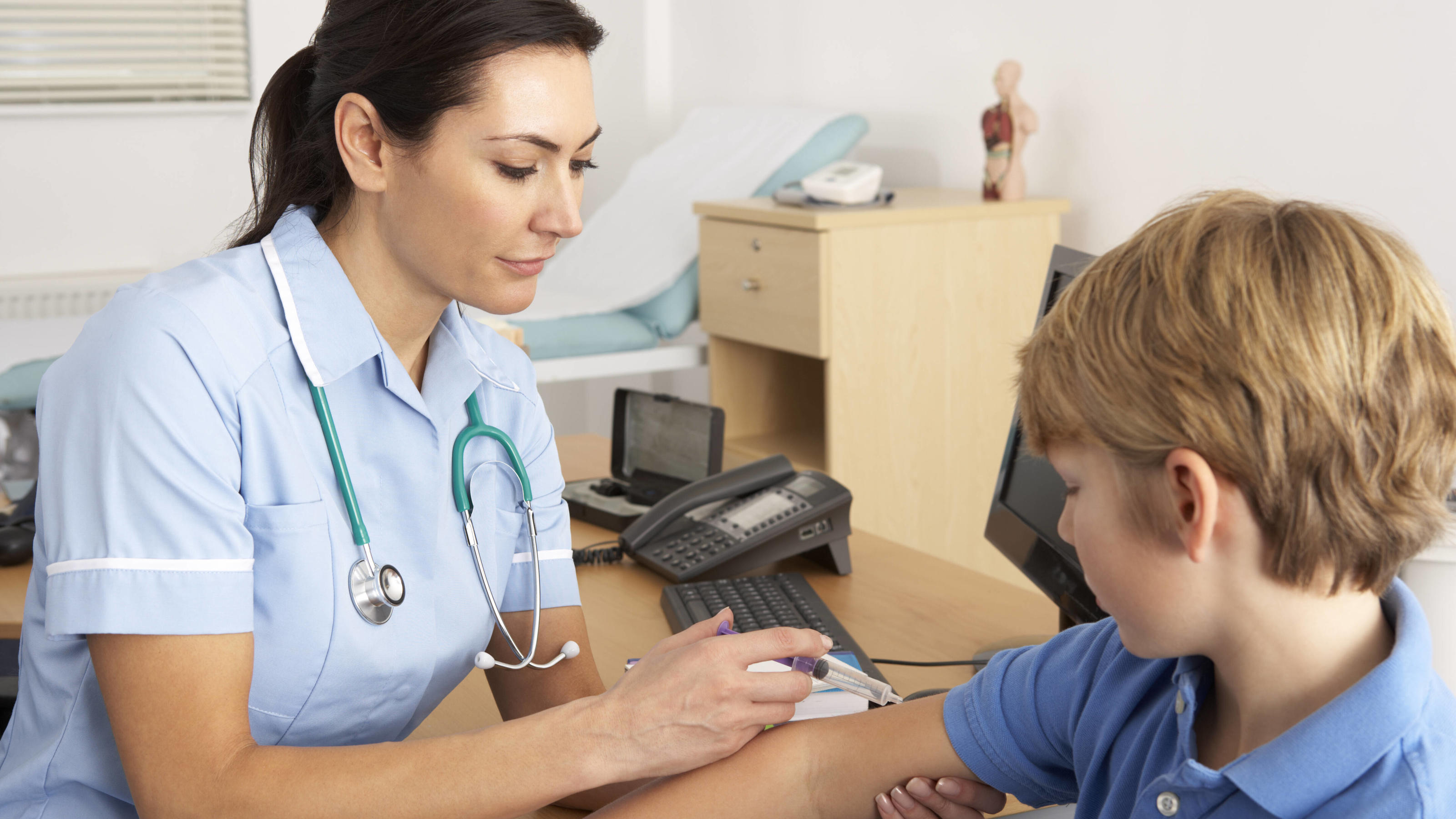 praxis,impfen,gesundheitscheck,kinderärztin *** medical center,vaccination,health check,pediatrician mmq-isn,model released, Symbolfoto