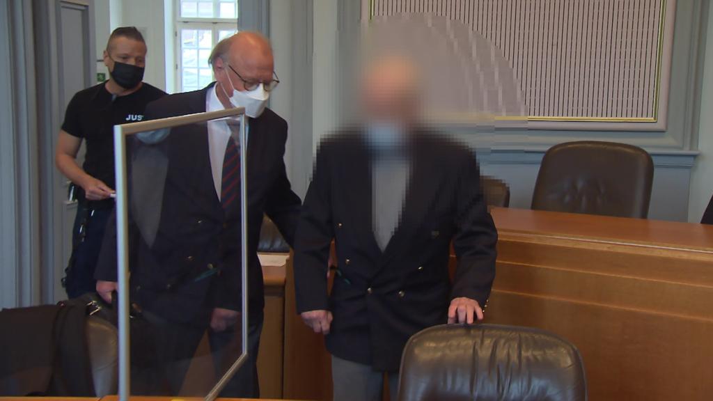 Der Angeklagte wirkt gebrechlich vor Gericht.
