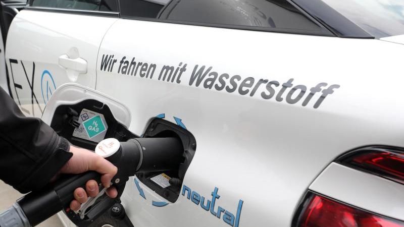 Ein Auto wird mit Wasserstoff betankt