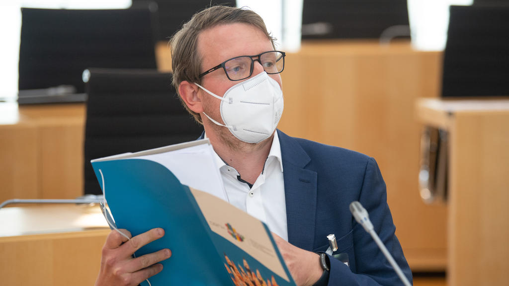 28.05.2021, Hessen, Wiesbaden: Der Sachverständige Matthias Quent setzt sich vor Beginn des öffentlichen Teils des Lübcke-Untersuchungsausschusses im Landtag von Wiesbaden auf seinen Platz. Foto: Boris Roessler/dpa-POOL/dpa +++ dpa-Bildfunk +++