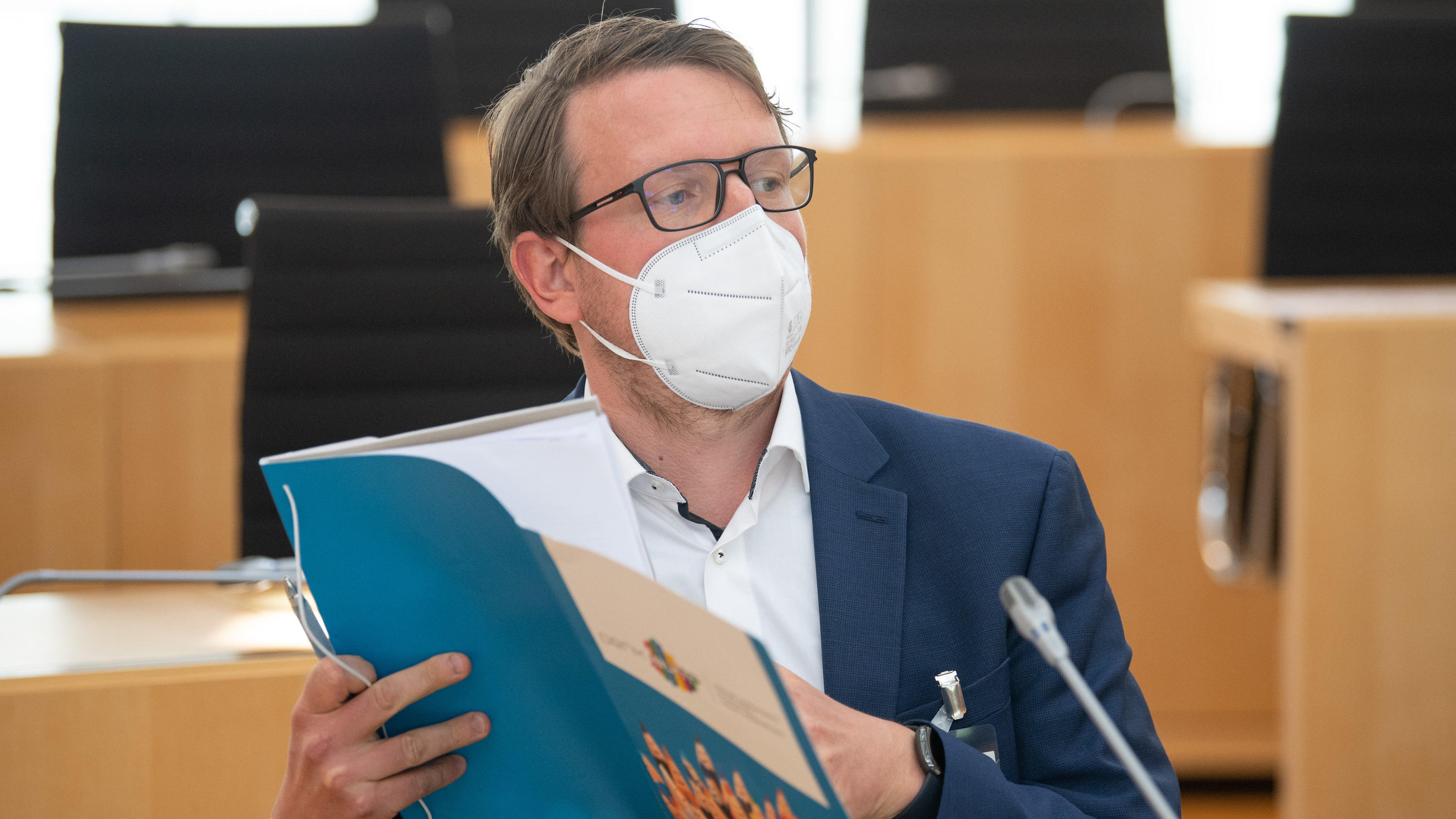 28.05.2021, Hessen, Wiesbaden: Der Sachverständige Matthias Quent setzt sich vor Beginn des öffentlichen Teils des Lübcke-Untersuchungsausschusses im Landtag von Wiesbaden auf seinen Platz. Foto: Boris Roessler/dpa-POOL/dpa +++ dpa-Bildfunk +++