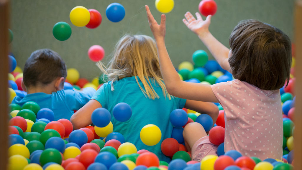 Kinder spielen in einem Bällebad in einer Kindertagesstätte. Niedersachsens Kinder- und Jugendkommission übergibt Sozialministerin Daniela Behrens (SPD) Empfehlungen zur Stärkung der Kinderrechte.