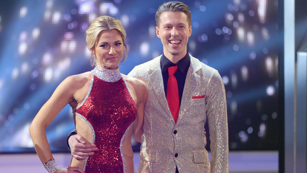 28.05.2021, Nordrhein-Westfalen, Köln: Valentina Pahde und Valentin Lusin, Finalisten der 14. Staffel der RTL Tanzshow "Let's Dance", stehen auf der Bühne. Foto: Andreas Renz/Getty/POOL/dpa +++ dpa-Bildfunk +++