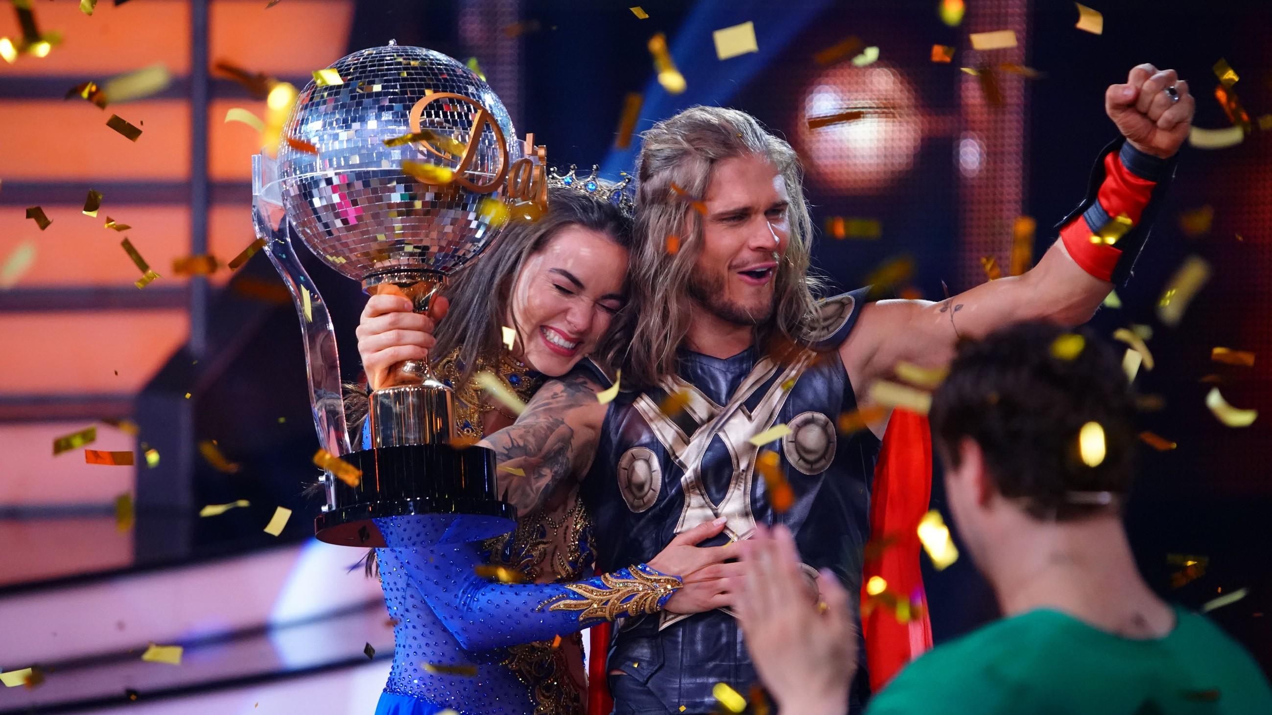 Da ist der Tanz-Pokal!