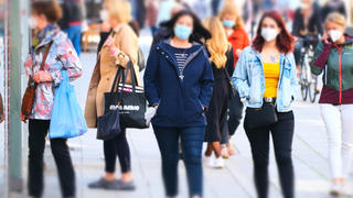  Düsseldorf 28.05.2021 Flinger Strasse Flingerstrasse Einkaufsstrasse Shoppingmeile Einkaufsmeile Corona Pandemie Covid Corona Lockdown Maskenpflicht Masken Mundschutz Einkaufen Einzelhandel Notbremse shutdown Infektionsschutzgesetz Inzidenz Inzidenzwert Bundesnotbremse Fussgängerzone Einkaufsbummel Jugendliche Teenager Mädchen junge Frauen Frau Einkaufstasche Düsseldorf Nordrhein-Westfalen Deutschland *** Düsseldorf 28 05 2021 Flinger Strasse Flingerstrasse shopping street shopping mile shopping mile corona pandemic covid corona lockdown mask obligation masks mouth protection shopping retail emergency brake shutdown infection protection law incidence incidence value federal emergency brake pedestrian zone shopping stroll teenager tee 