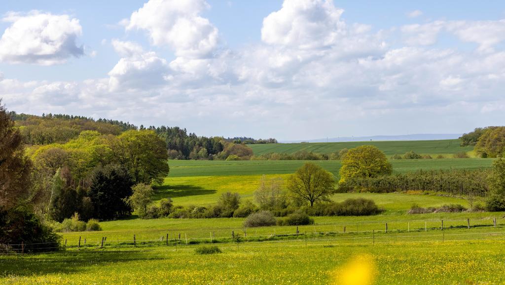 Sonniges Maiwetter im Taunus 21.05.2021, Schmitten Hessen: Die Sonne scheint zwischen Wolken am Himmel über den Wiesen und Wäldern bei Schmitten-Hunoldstal., Schmitten Deutschland *** Sunny May weather in the Taunus 21 05 2021, Schmitten Hesse The s