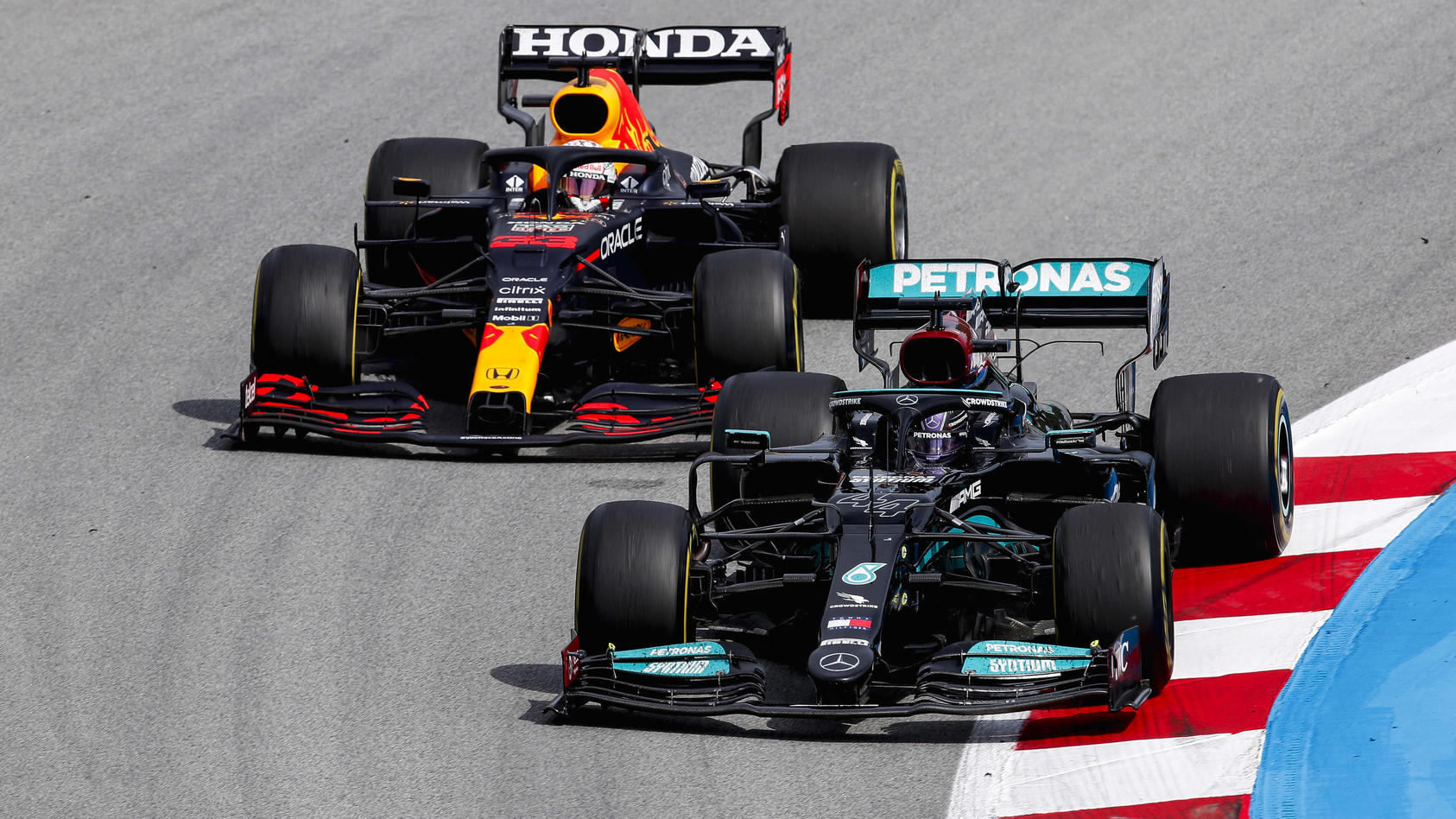 Formel 1 Mercedes-Chef Toto Wolff lobt Max Verstappen und stichelt gegen Red Bull