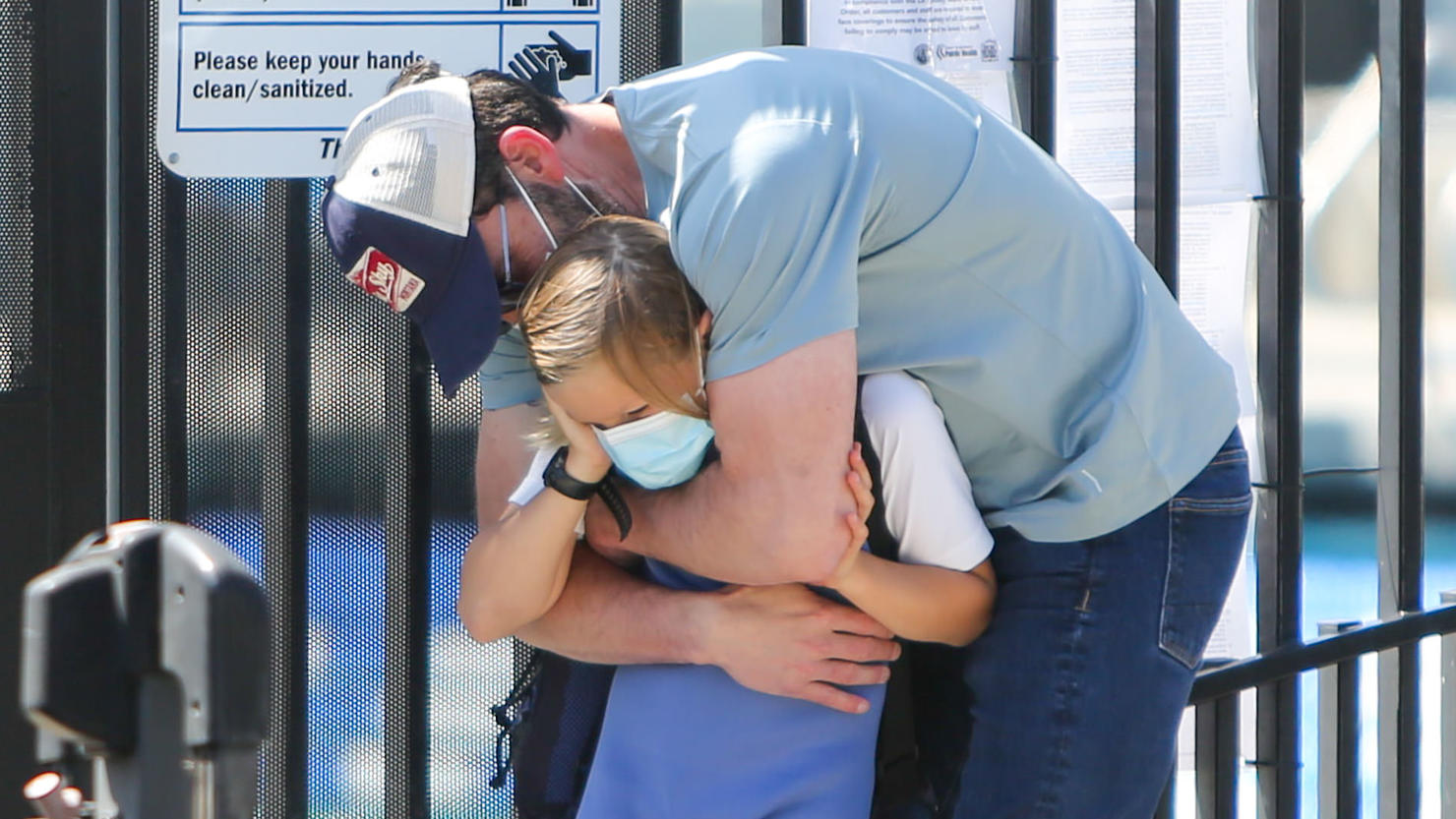 So sieht Vater-Sohn-Liebe aus: Ben Affleck drückt seinen Sohn Samuel, der aus der Ehe mit Exfrau Jennifer Garner stammt, ganz feste.