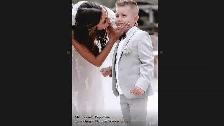 Sarah knuddelt Söhnchen Alessio bei ihrer Hochzeit mit Julian.