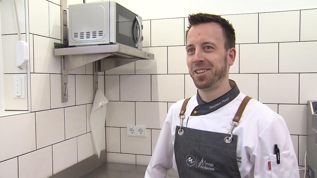 Patissier Benjamin Maasz in seiner Küche in Waldsolms.