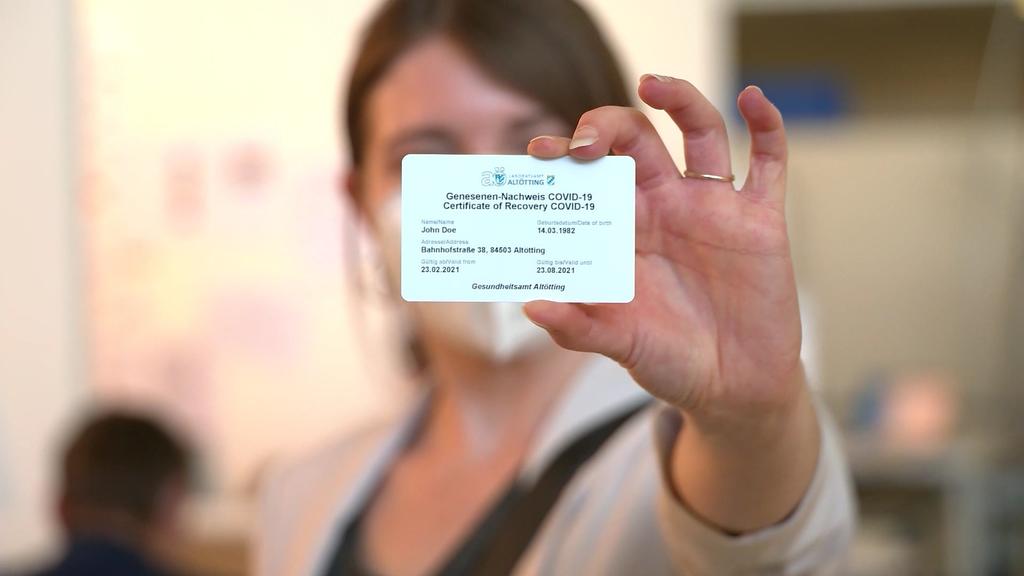 Der Impfpass als Plastikkarte ist wünschenswert, sagt Cybercrime-Experte Thorsten Urbanski.
