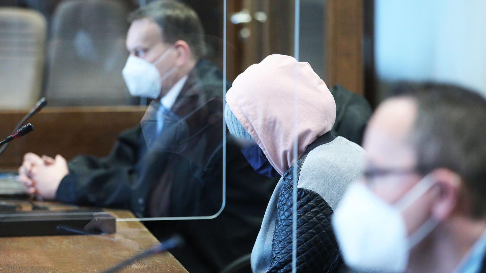 Die Mutter (Mitte) zwischen Anwälten im Gerichtssaal (Archivfoto, 12. April).