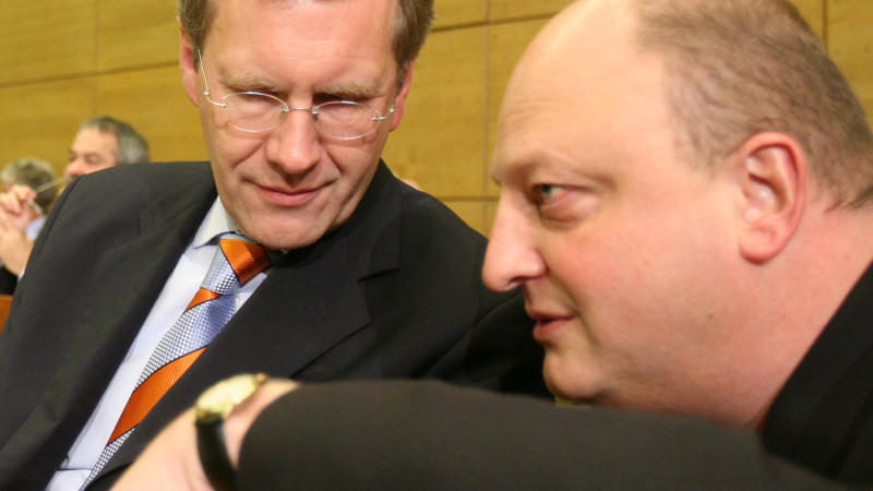 Der damalige niedersächsische Ministerpräsident Christian Wulff (links) und sein Pressesprecher Olaf Glaeseker (Archivfoto vom 16.01.2008)