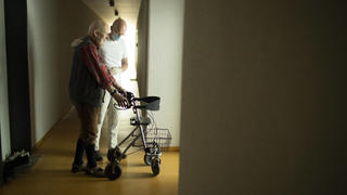  Thema: Altenpfleger und Mann mit Rollator , Heidelberg, 11.06.2020. Heidelberg Deutschland *** Topic geriatric nurse and man with walker, Heidelberg, 11 06 2020 Heidelberg Germany Copyright: xUtexGrabowsky/photothek.netx