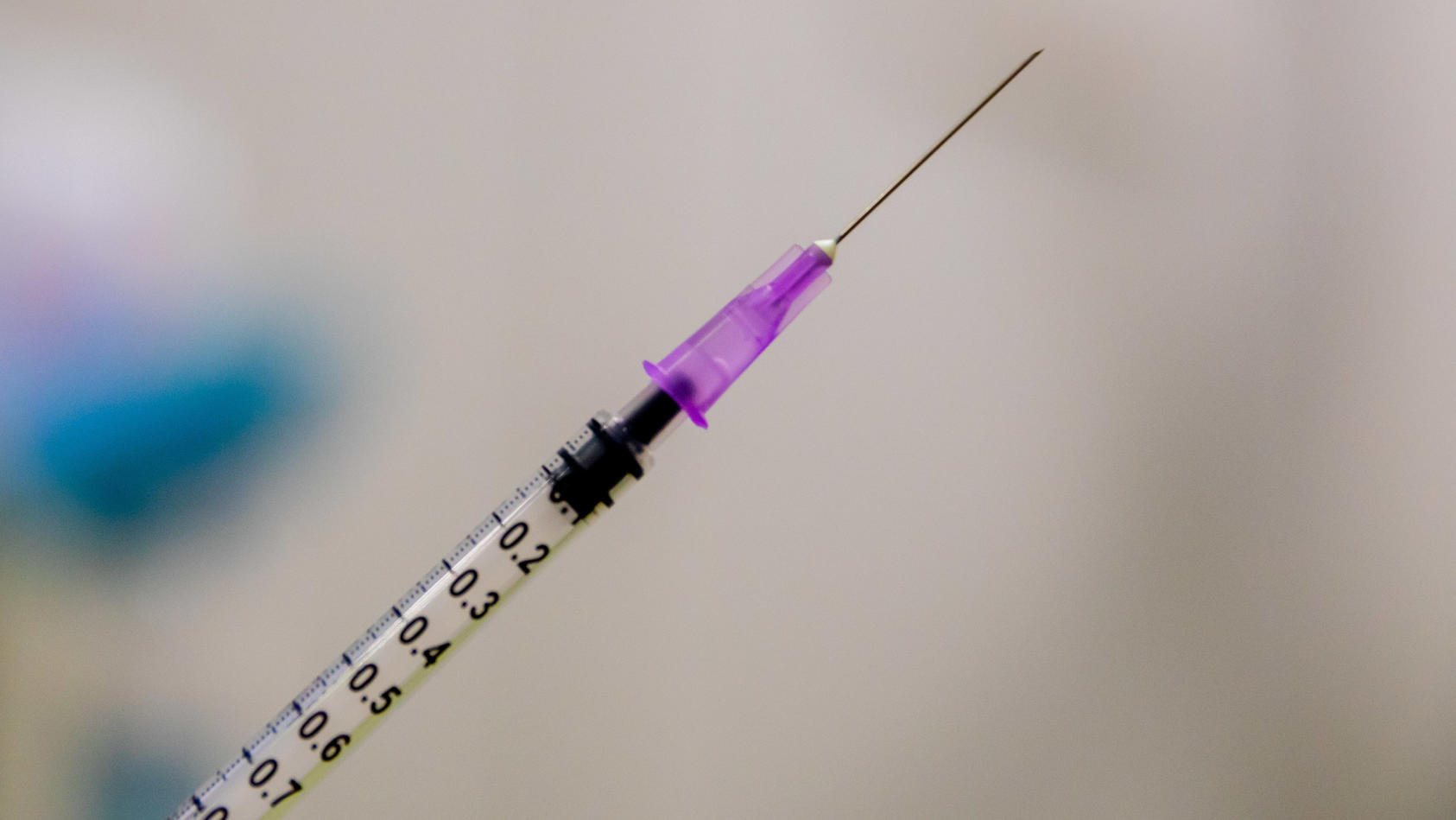 Der Impfstoff Vaxzevira hat vereinzelt zu Hirnvenenthrombosen geführt. Doch woran liegt das?