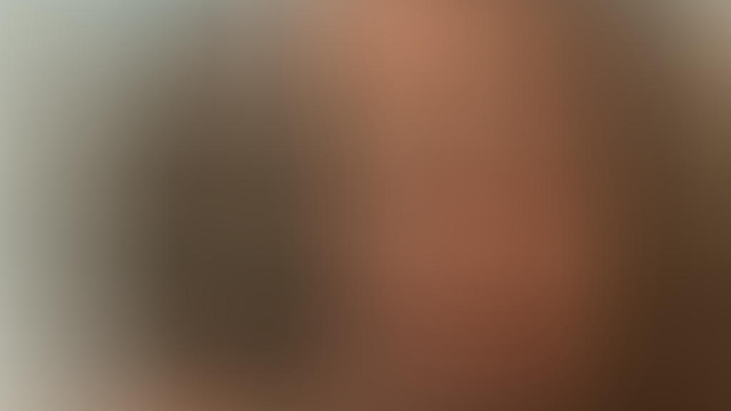 Besitzerin Apazieva posiert mit Kater Mister Guru.