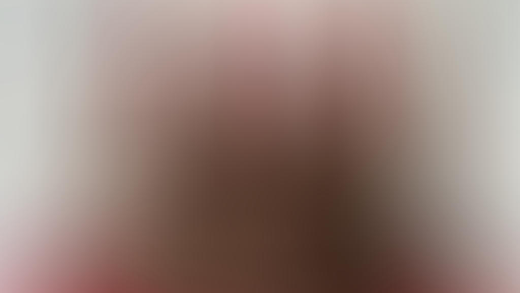 Kater Mister Guru hat ein Teufelskostüm an.