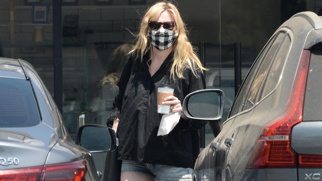 Kirsten Dunst präsentiert ihren lässigen "Mom-to-be"-Look beim Bummeln in L.A.