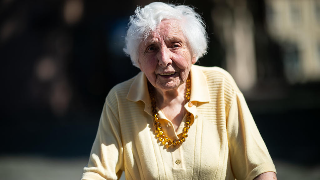 Marietheres Wübken steht auf eine Straße vor ihrem Wohnhaus. Mit täglichen Rollator-Runden durch das münsterländische Nottuln sammelt die 97-Jährige Spenden für Schulkinder aus armen Ländern.