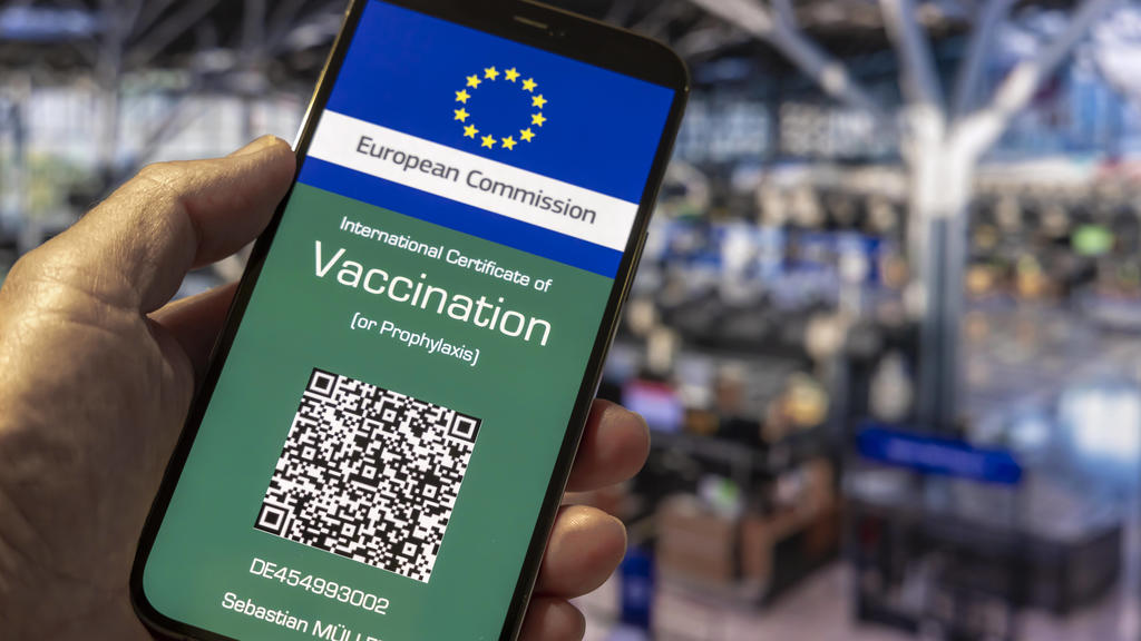 Die Europäische Kommission arbeitet an einem digitalen Impfpass, der die eingeschränkten Reisemöglichkeiten erweitert und Freiheiten zurück gibt. Mögliche Visualisierung des digitalen EU-Impfpasses. // 07.05.2021. Europa, Deutschland, Baden-Württemb