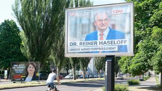 04.06.2021, xtgx, Politik, Landtagswahl in Sachsen-Anhalt, Wahlplakate der CDU um Dr. Reiner Haseloff und der SPD um Katja Paehle Moeckern *** 04 06 2021, xtgx, politics, state election in Saxony-Anhalt, election posters of the CDU around Dr Reiner Haseloff and the SPD around Katja Paehle Moeckern 