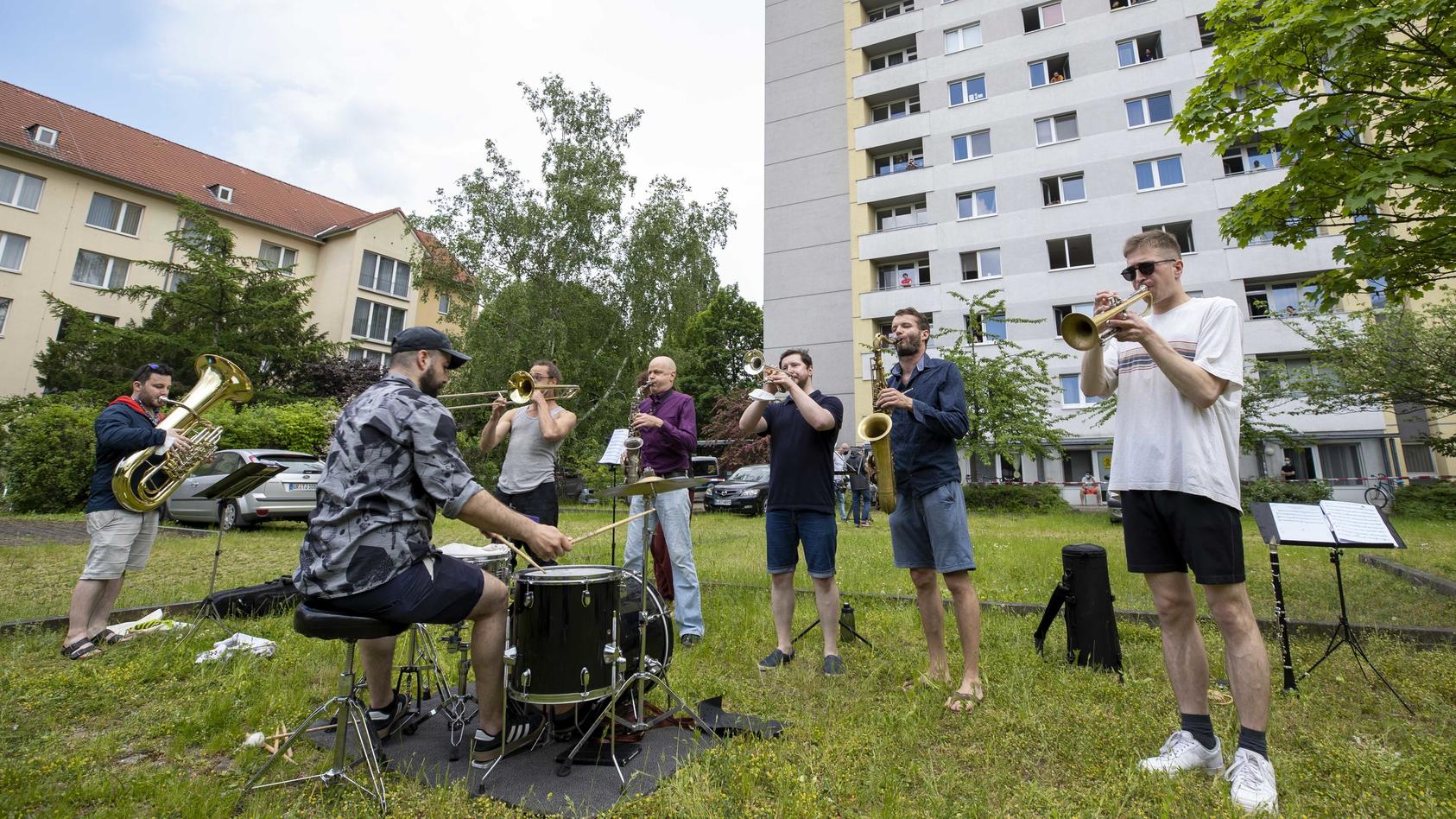 Die Band  „Banda Comunale“ gibt ein spontanes Konzert für die Studenten in Quarantäne.