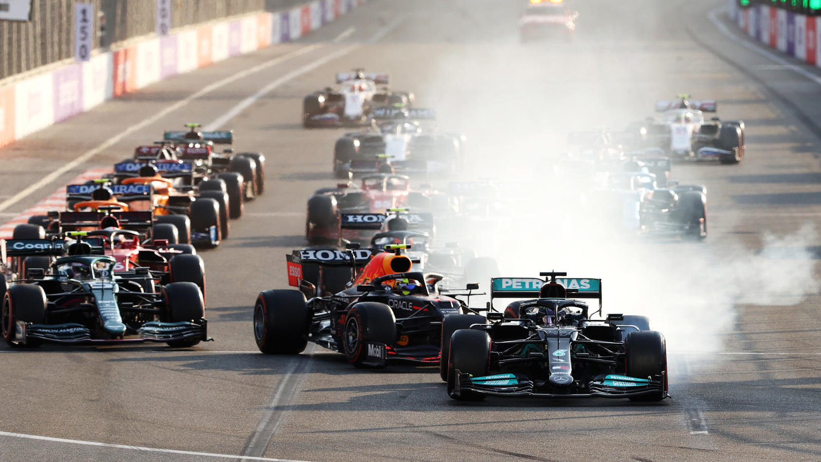 Formel 1 In Baku So Kam Es Zu Hamiltons Mega Verbremser