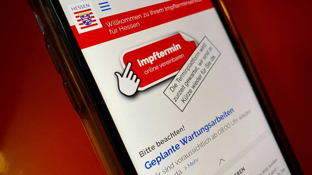 Auch das Impfportal in Hessen muss sich umstellen auf das Ende der Priorisierung - und stürzt zu Beginn erst einmal ab.
