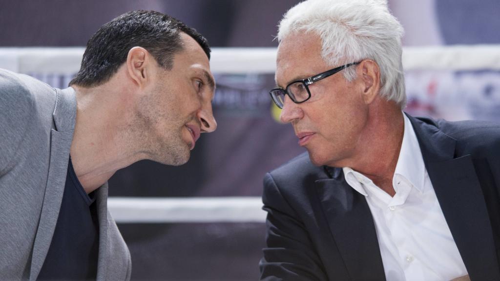 Wladimir KLITSCHKO (li., UKR) redet mit seinem Manager Bernd BOENTE (Bönte), Pressekonferenz am 16.02.2017 in Koeln zum Schwergewichts-WM (IBF, WBA, IBO) in London, ÂWladimir Klitschko left UKR talking about with his Manager Bernd Bönt Bönte Press co