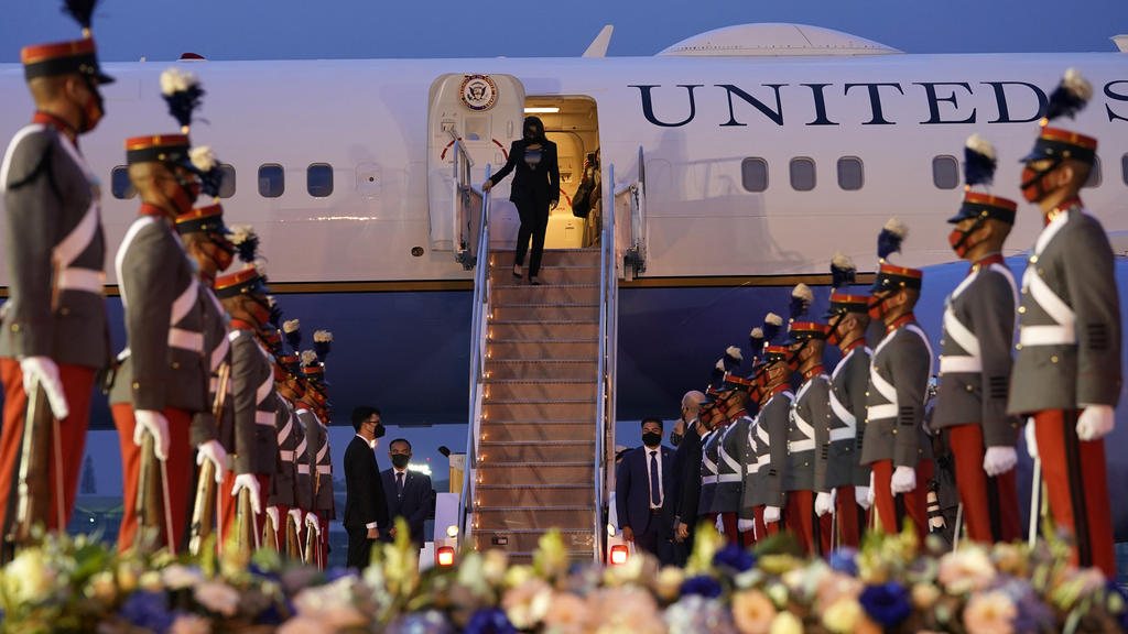 07.06.2021, Guatemala, Guatemala-Stadt: Kamala Harris, Vizepräsidentin der USA, wird begrüßt, als sie die Air Force Two bei ihrer Ankunft verlässt. Es ist die erste Auslandsreise von Harris als Vizepräsidentin. Foto: Jacquelyn Martin/AP/dpa +++ dpa-