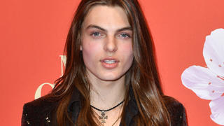 Damian Hurley sieht selbst auf Passfotos heiß aus.