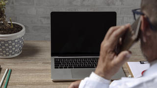  Doctor working with laptop while talking on the phone Barcelona, CT, Spain CR_AULNOK210523F-752824-01 ,model released, Symbolfoto