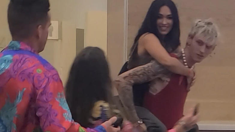 Megan Fox Und Machine Gun Kelly Was Macht Sie Da Auf Ihrem Freund