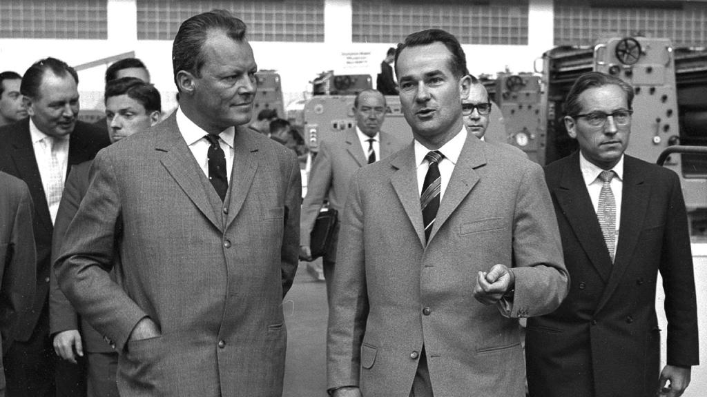 Reinhard Mohn mit Willy Brandt bei einer Führung durch den Betrieb, 1961