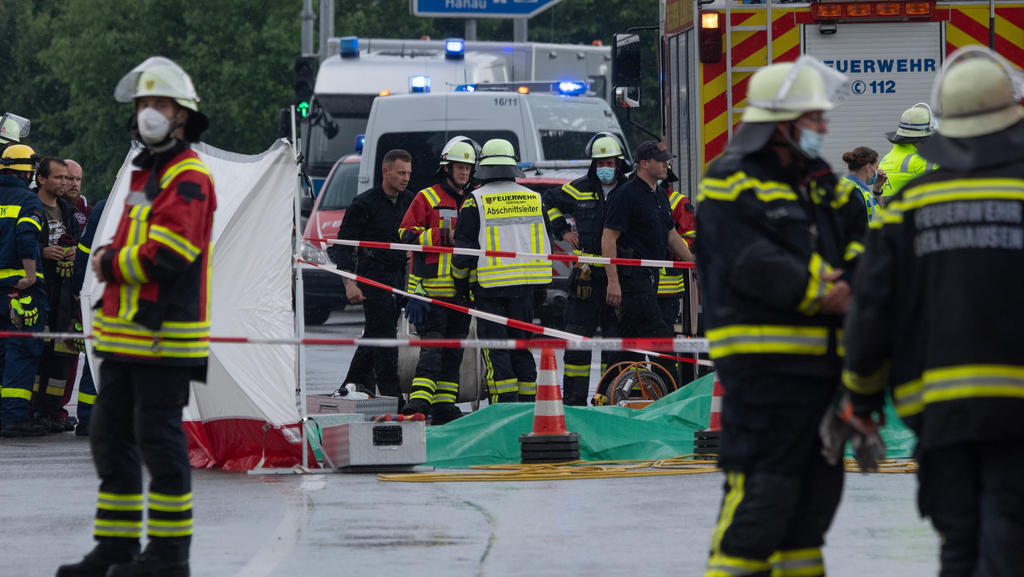 05.06.2021, Hessen, Gelnhausen: Einsatzkräfte von Polizei und Feuerwehr stehen in der Nähe des Flugplatzes an der Absturzstelle eine Leichtflugzeuges. Bei dem Absturz waren zwei Menschen ums Leben gekommen. Foto: Boris Roessler/dpa +++ dpa-Bildfunk +