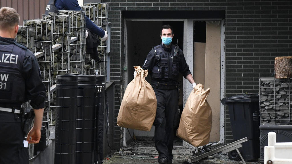 07.06.2021, Nordrhein-Westfalen, Essen: Einsatzkräfte stehen bei einem großangelegten Einsatz gegen die Rauschgiftkriminalität vor einem Bürogebäude in Essen. Internationale Ermittler haben nach Angaben von Europol bei einem Einsatz gegen das Organis