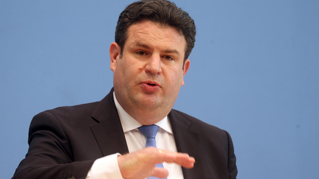 ARCHIV - 18.05.2021, Berlin: Hubertus Heil (SPD) bei einer Pressekonferenz in Berlin. Heil, derzeit Bundesarbeitsminister, will erneut in den Bundestag einziehen und bei der Wahl im September Spitzenkandidat der SPD in Niedersachsen werden. Foto: Wol