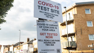 Delta-Variante-Hinweis-Schilder in Hounslow, das zu einem der größten Hotspots für die dominierende indische Variante des Coronavirus wurde.