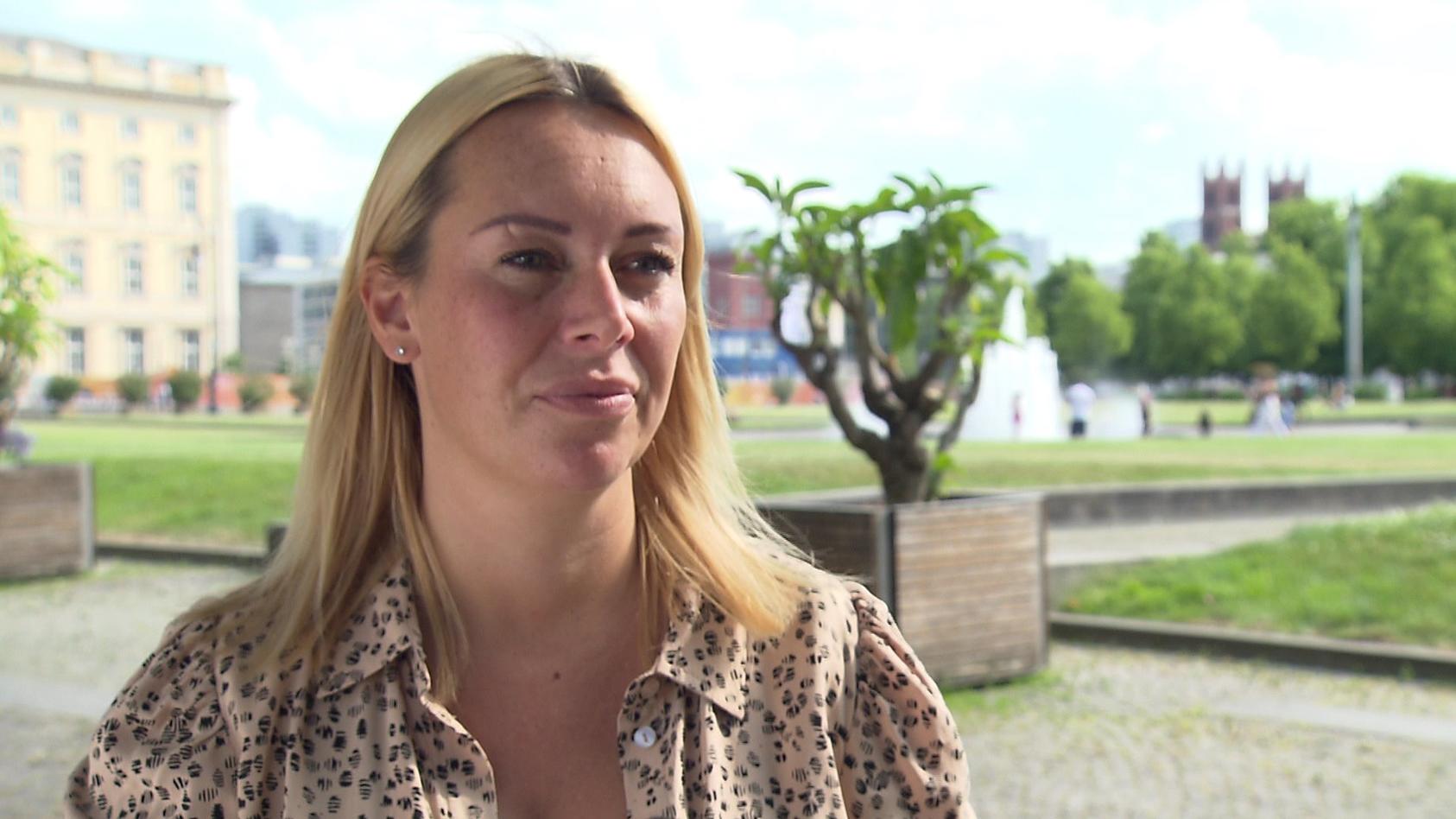 Influencerin Julia Holz ist endlich krebsfrei - hat aber jetzt ein neues gesundheitliches Problem.