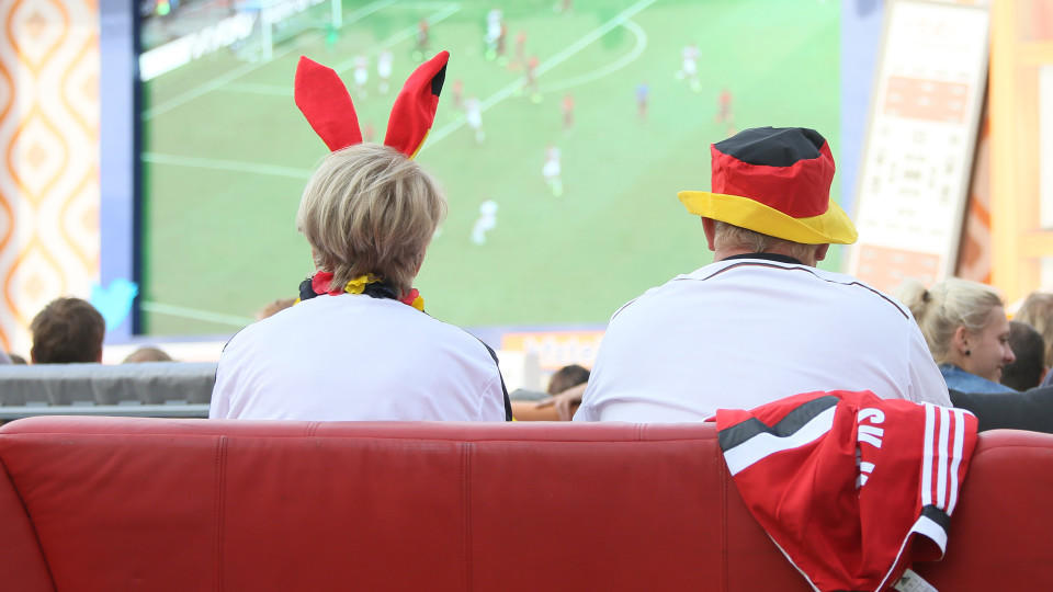 Fußballfans sitzen am 16.06.2014 im Stadion "Alte Försterei" des FC Union in Berlin beim WM-Spiel Deutschland gegen Portugal auf ihren mitgebrachten Sofas. Mehrere hundert Sofas waren zuvor von Fans in Stadion gebracht worden, um ein Public Viewing m