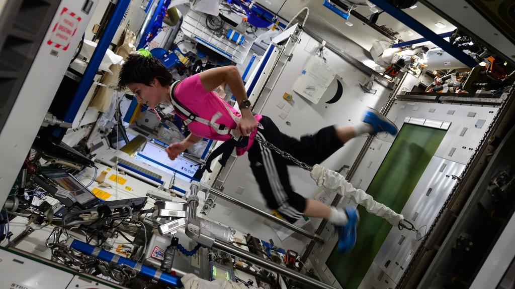 Astronautin Samantha Cristoforetti trainiert auf dem Laufband in der Raumstation, um im All fit zu bleiben.