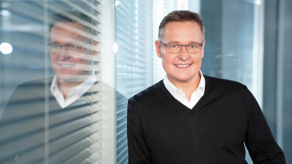 Das Bild zeigt den RTL-Meteorologen Bernd Fuchs