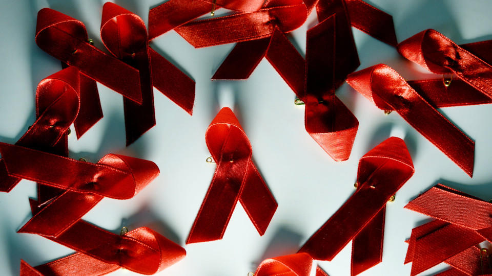 Rote Aids Schleifen liegen auf einem Tisch. Rund 18 000 Wissenschaftler, Aktivisten und Politiker beraten ab Montag auf der Welt-Aids-Konferenz über Wege zur Bekämpfung der HIV-Epidemie. (zu dpa «Welt-Aids-