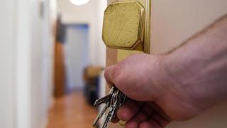 Schlüssel steckt in Wohnungstür