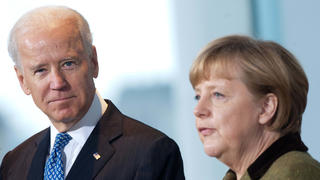 ARCHIV - 01.02.2013, Berlin: Bundeskanzlerin Angela Merkel (CDU) empfängt im Kanzleramt den damaligen US-Vizepräsidenten Joe Biden. US-Präsident Joe Biden will Kanzlerin Angela Merkel im Juli im Weißen Haus empfangen. Merkels Besuch in Washington sei für den 15. Juli geplant, teilte das Weiße Haus am Freitag mit. Foto: picture alliance / dpa +++ dpa-Bildfunk +++