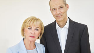 HANDOUT - 09.06.2021, ---: Bertelsmann-Gesellschafterin Liz Mohn mit ihrem Sohn Christoph Mohn (undatierte Aufnahme). Bertelsmann-Gesellschafterin Liz Mohn übergibt das Amt der Familiensprecherin in der Bertelsmann Verwaltungsgesellschaft an ihren Sohn Christoph Mohn. Das teilte der Bertelsmann-Konzern am Freitag in Gütersloh mit. Zuvor hatte der «Spiegel» berichtet. (zu dpa: «Bertelsmann-Gesellschafterin Liz Mohn macht Sohn zum Familiensprecher») Foto: --/Bertelsmann/dpa - ACHTUNG: Nur zur redaktionellen Verwendung im Zusammenhang mit der aktuellen Berichterstattung und nur mit vollständiger Nennung des vorstehenden Credits +++ dpa-Bildfunk +++