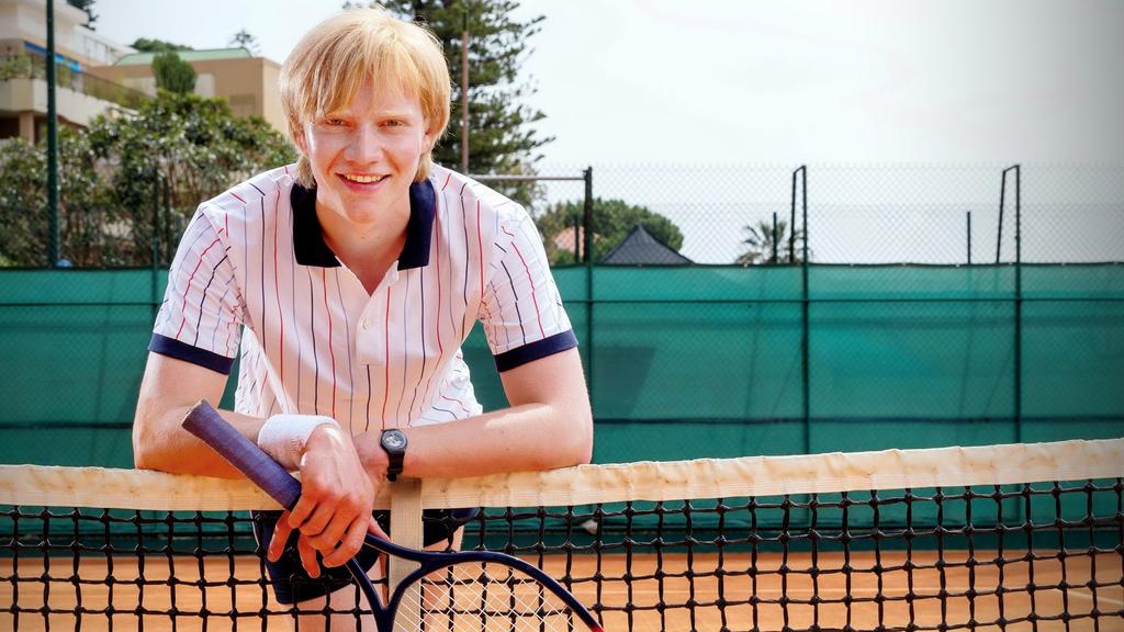 Kaum zu glauben, aber hier handelt es sich nicht um Tennis-Legende Boris Becker, sondern Schauspieler Bruno Alexander.