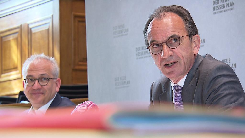 Die Minister Tarek Al-Wazir und Michael Boddenberg sind mit den Hilfsprogrammen in Hessen zufrieden. Wiesbaden. 11.06.2021