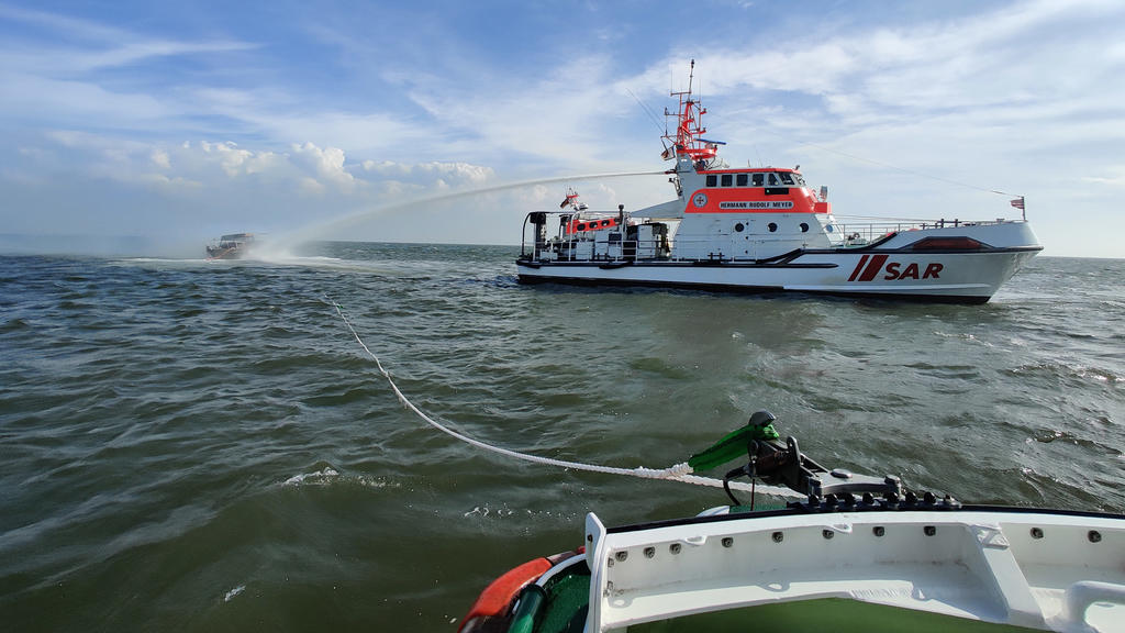 11.06.2021, Niedersachsen, Bremerhaven: Der Seenotrettungskreuzer Hermann Rudolf Meyer der Deutschen Gesellschaft zur Rettung Schiffbrüchiger (DGzRS) ist beim Löscheinsatz für ein brennendes Motorboot in der Wesermündung zu sehen. (zu dpa «Spektakulä